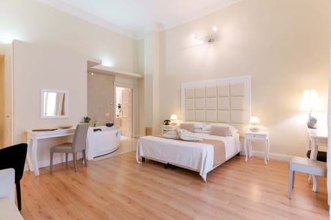 Deluxe Room with Private Spa | Hypo-allergenic bedding, minibar, in-room safe, desk