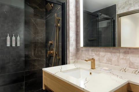 Combined shower/tub, deep soaking tub, free toiletries, hair dryer