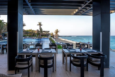3 restaurants; lunch and dinner served