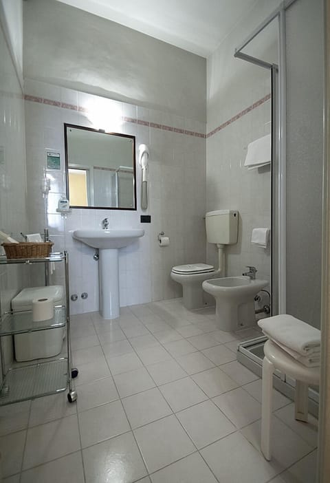 Superior Double or Twin Room | Bathroom | Shower, free toiletries, hair dryer, bidet