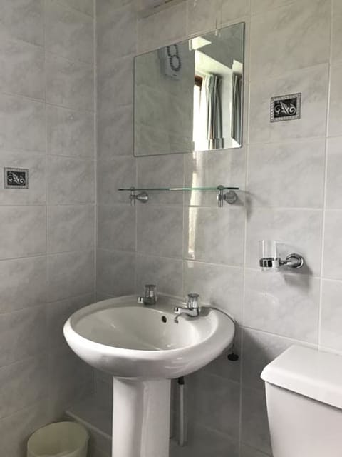 Twin Room, 2 Twin Beds | Bathroom | Shower, free toiletries, towels