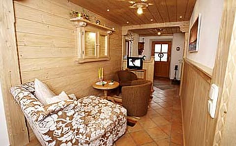 Apartment (5) | Living room | Flat-screen TV, table tennis