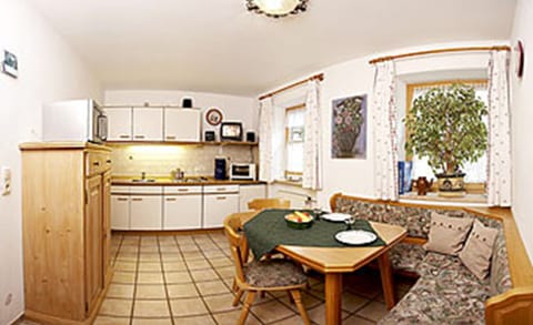 Apartment (1) | In-room dining