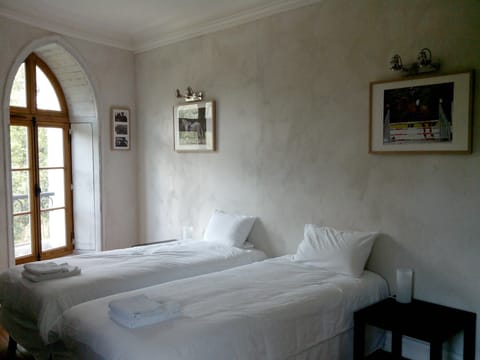 Standard Room (la tour) | 1 bedroom, premium bedding, soundproofing, iron/ironing board