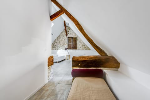 Standard Room (Ollywood) | 1 bedroom, premium bedding, soundproofing, iron/ironing board