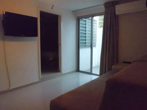 Family Townhome, 2 Bedrooms | Living room | Flat-screen TV