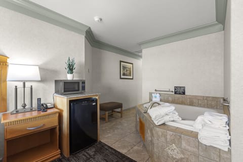 King Whirlpool Tub Room with Ocean View (Upstairs) | Hypo-allergenic bedding, desk, laptop workspace, blackout drapes