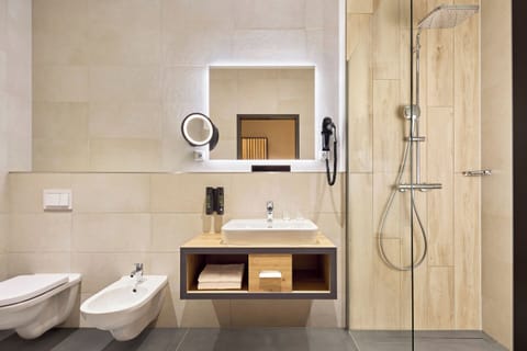 Junior Suite Garden | Bathroom | Shower, hair dryer, slippers, towels