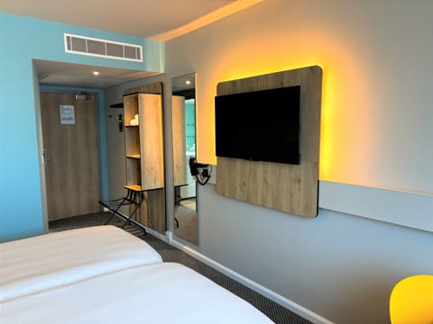 Twin Room | Desk, laptop workspace, blackout drapes, soundproofing