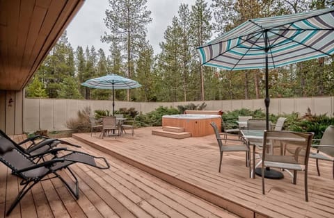 Back Deck w/ Private Hot tub 