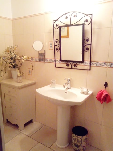 Comfort Double Room | Bathroom | Shower, free toiletries, hair dryer, towels