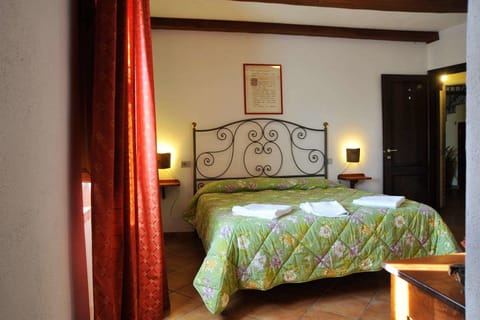 Double Room | In-room safe, individually decorated, individually furnished, desk