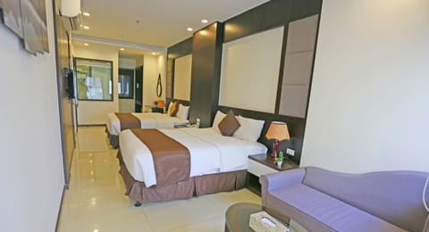 Studio Suite | Minibar, in-room safe, desk, blackout drapes