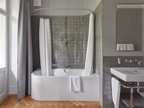 Superior Deluxe | Bathroom | Shower, rainfall showerhead, free toiletries, hair dryer