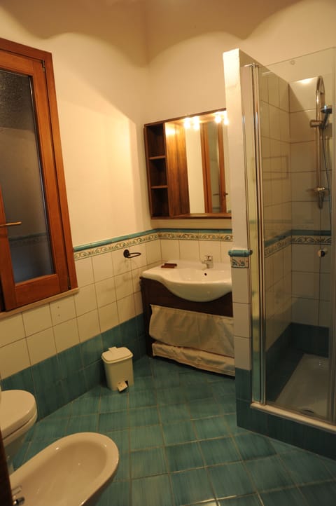 Comfort Apartment, 2 Bedrooms (Mimosa) | Bathroom | Free toiletries, hair dryer, bathrobes, bidet