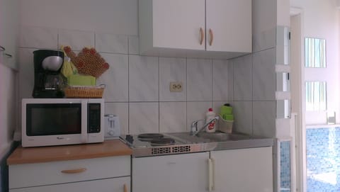 kitchen fully equipped