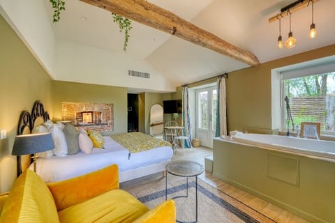 Deluxe Room, Jetted Tub | 1 bedroom, premium bedding, minibar, in-room safe