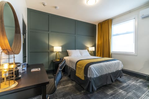 Blackout drapes, free WiFi, bed sheets