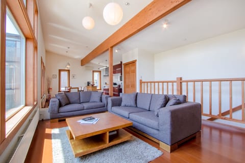 Townhome, 3 Bedrooms | Living room | 42-inch TV with digital channels, Netflix