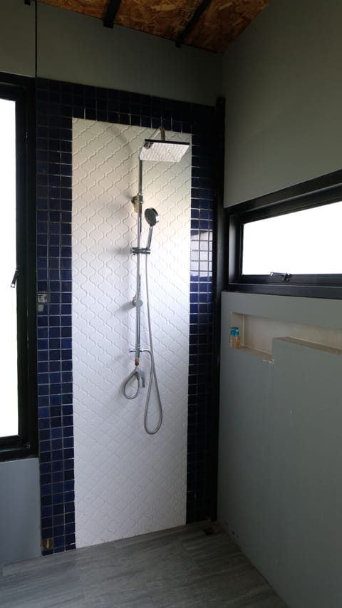 Standard Twin Room | Bathroom shower