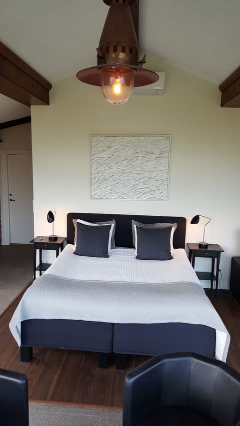 Deluxe Double Room, Private Bathroom | Iron/ironing board, free WiFi, bed sheets