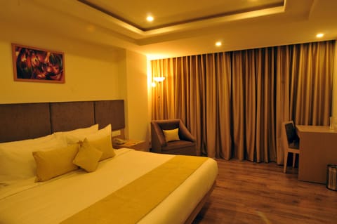 Deluxe Double or Twin Room | Minibar, in-room safe, desk, laptop workspace