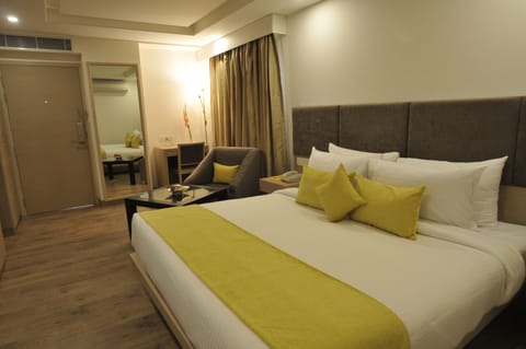 Deluxe Double or Twin Room | Minibar, in-room safe, desk, laptop workspace