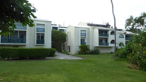 Our End Unit is Steps from the Beach, Pool/Hot Tub and 2 great Restaurants!

