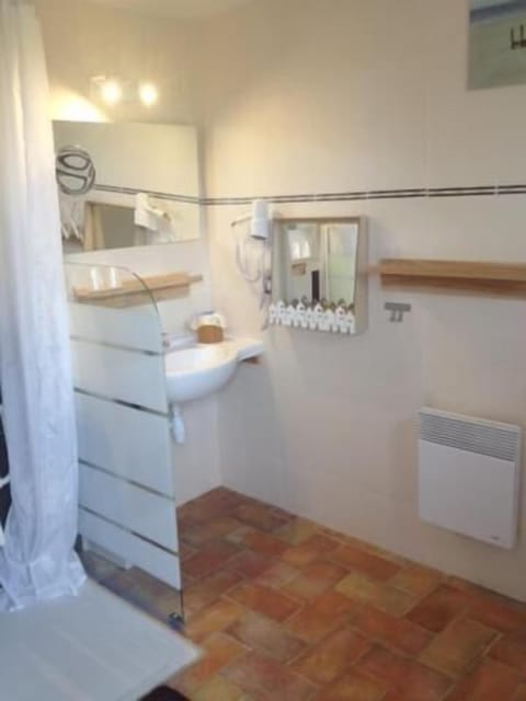 Family Room (Fond Marins) | Bathroom | Shower, towels