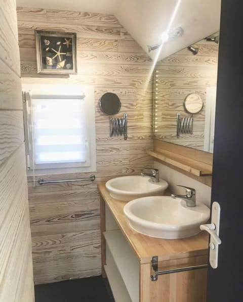 Family Room (Les Embruns) | Bathroom | Shower, towels