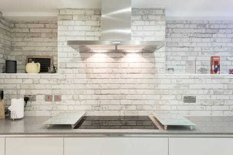 Second Nest London Warehouse | Private kitchen | Full-size fridge, microwave, oven, stovetop