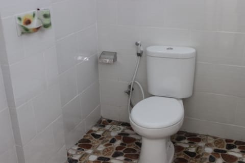 Shower, free toiletries, towels