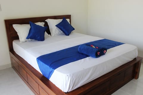 Desk, soundproofing, rollaway beds, free WiFi