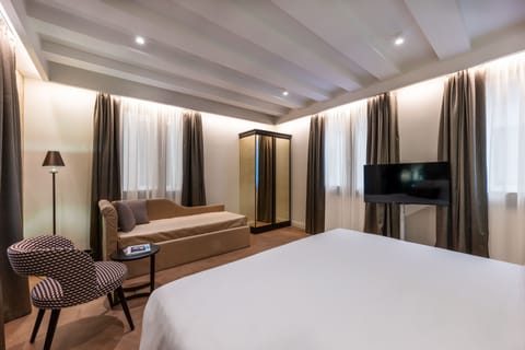 Junior Studio Suite | Down comforters, minibar, in-room safe, soundproofing