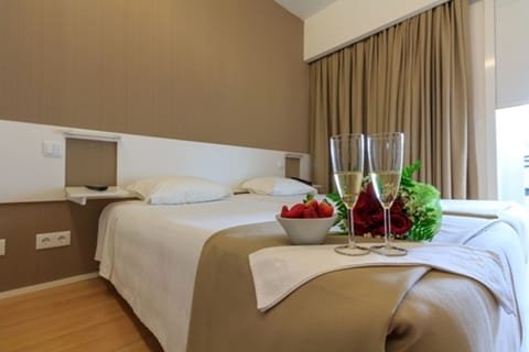 Basic Double or Twin Room | In-room safe, desk, blackout drapes, soundproofing