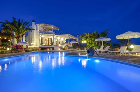 Outdoor pool, an infinity pool, pool umbrellas, sun loungers
