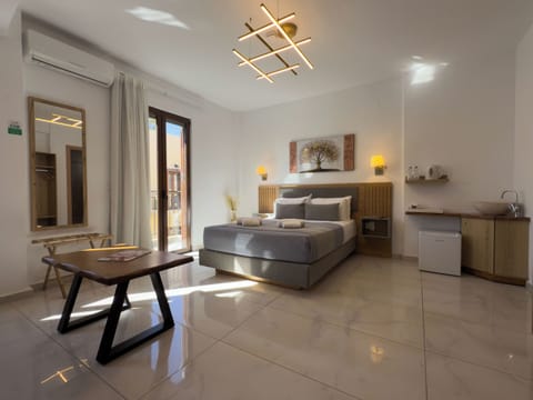 Triple Room, Balcony | Desk, soundproofing, iron/ironing board, free WiFi