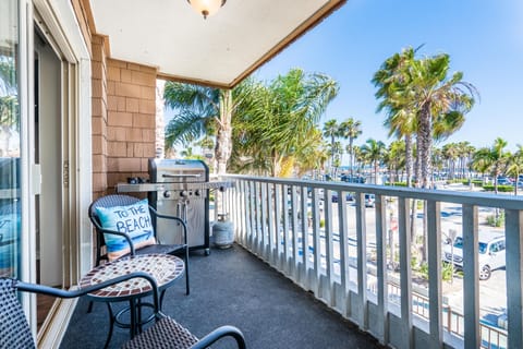 Balcony with BBQ & views of the ocean