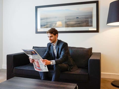 Suite, 1 Queen Bed with Sofa bed | Premium bedding, minibar, in-room safe, desk