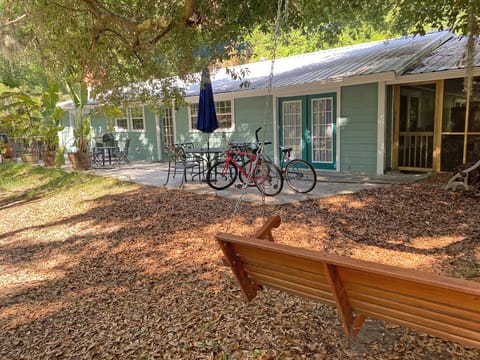 Frog Hammock is a perfect base for your recreation and explorations. 8 bikes.