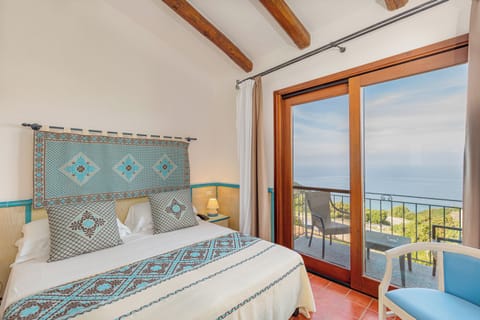 Frette Italian sheets, premium bedding, pillowtop beds, minibar