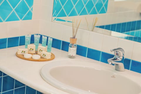 Shower, rainfall showerhead, free toiletries, hair dryer