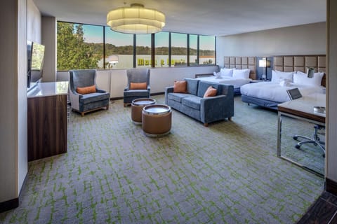 Premium bedding, in-room safe, desk, laptop workspace