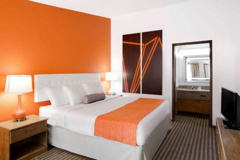 Standard Room, 1 King Bed | Blackout drapes, iron/ironing board, free WiFi, bed sheets
