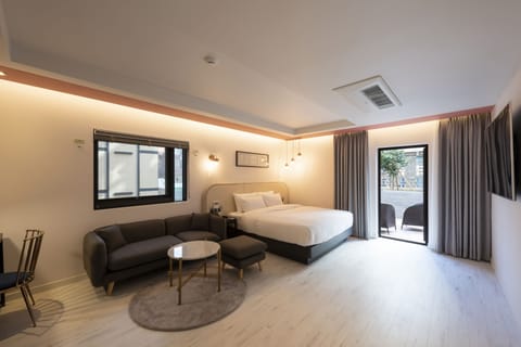 Premier Garden Room | Premium bedding, down comforters, minibar, in-room safe