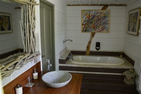 Suite (Seigle) | Bathroom amenities | Shower, hair dryer, bathrobes, slippers