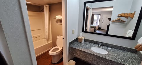 Combined shower/tub, hair dryer, towels