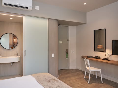 Premium bedding, in-room safe, individually decorated