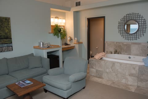 Design Suite, 1 King Bed, Lake View (Flowing Waters #3) | Jetted tub