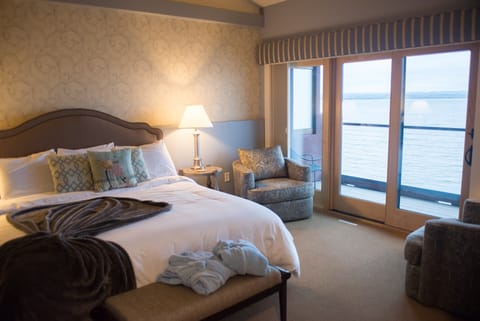 Design Suite, 1 King Bed, Accessible, Non Smoking (Sailor's Retreat #2) | 1 bedroom, premium bedding, down comforters, pillowtop beds